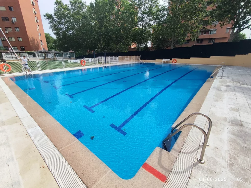 Técnico realizando el mantenimiento de una piscina comunitaria en Madrid